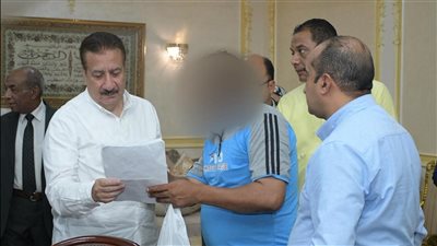محافظ بورسعيد يستقبل 85 حالة إنسانية ويوزع مساعدات بقيمة مليون جنيه 