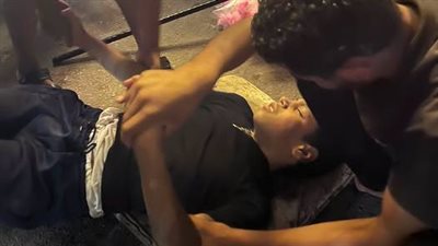 لا يستطيع شراء الأدوية والعلاج.. سيدة تزعم إصابة طفل بنوبات تشنج خلال عمله كبائع غزل بنات