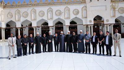 وفد مجلس الأساقفة الكاثوليك بالفلبين يجري جولة تفقدية داخل أروقة الجامع الأزهر وصحنه العتيق
