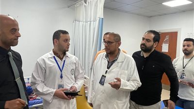 استمرارًا لمتابعة تداعيات حادث أتوبيس نويبع.. مدير عام الإدارة المركزية للرعاية الثالثية يتفقد المصابين بمستشفى سانت كاترين