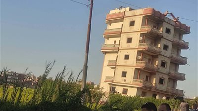 بعد ميل عقار بقرية غزالة بالسنبلاوين.. إخلاء المبنى وتشكيل لجنة للمعاينة