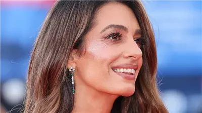 أمل كلوني تتألق بمجوهرات ألماس بقيمة 375 ألف دولار في مهرجان البندقية السينمائي