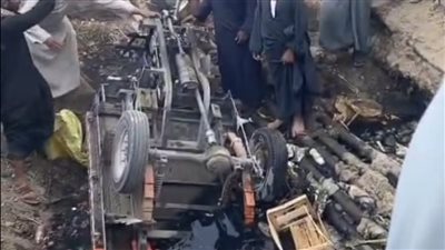 حاول السير من منطقة أعمال غير مخصصة للمرور.. لحظة سقوط توك توك في حفرة صيانة مياه بإسنا