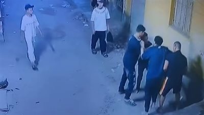 5 بيضربوا جوزي.. فحص فيديو التعدي على شاب بسلاح أبيض في المرج