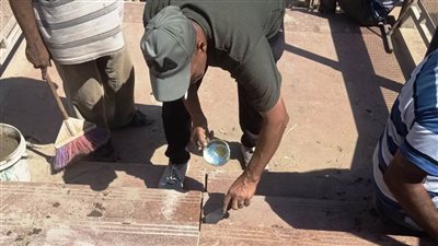 محافظ أسوان يوجه بإصلاح وتركيب بلاطات كوبري المشاة بأبو الريش