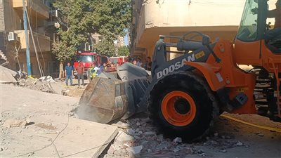 قرار بإخلاء المنازل المجاورة لعقار المنيا المنهار لحين الانتهاء من رفع الأنقاض