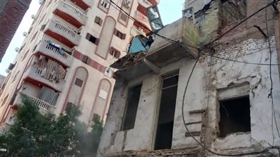 خال من السكان.. انهيار أجزاء خارجية من عقار في محرم بك بالإسكندرية