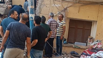 ملابس وبطاطين.. أهالي عقار المنيا المنهار ينتشلون متعلقاتهم المتبقية من تحت الأنقاض