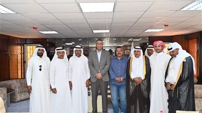 محافظ جنوب سيناء يلتقي مشايخ وعواقل نويبع بمقر مجلس المدينة لبحث مطالب الأهالي