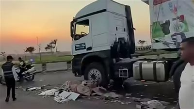 انقلاب سيارة نقل محملة بالسيراميك في العاشر من رمضان.. ورفع آثار الحادث