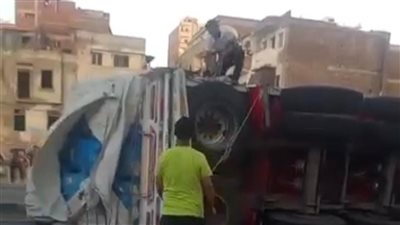 انقلاب سيارة نقل محملة بالقطن أعلى كوبري الدولي بالإسكندرية