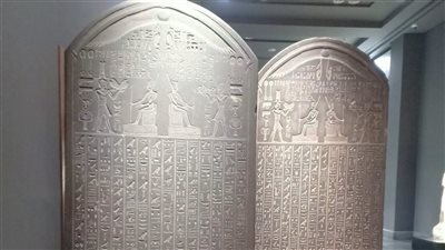 المتحف اليوناني الروماني يحتفي بذكرى فك رموز حجر رشيد بعرض لوحتي نقراطيس وهيراكليون