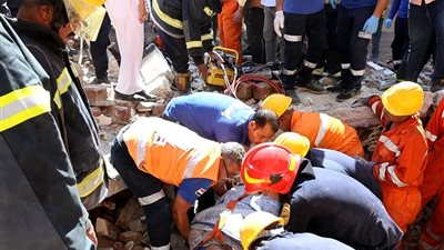 إنقاذ طبيبة خمسينية من أسفل أنقاض العقار المنهار بالمنيا.. وإخلاء احترازي للعقارات المجاورة