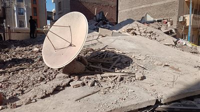 طبق دش.. آخر ما تبقى من عقار مكون من 5 طوابق بعد انهياره بالمنيا