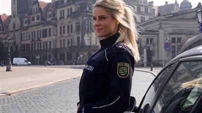 أجمل شرطية في ألمانيا تتخلى عن شهرة عروض الأزياء من أجل عملها