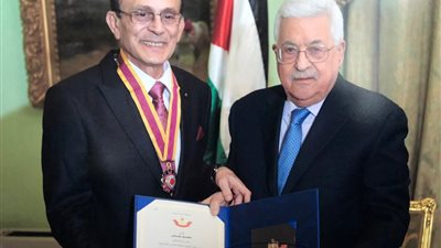 الرئيس الفلسطيني يكرم محمد صبحي بوسام الثقافة