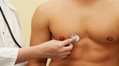 أستاذ أورام يكشف حقيقة إصابة الرجال بمرض سرطان الثدي (فيديو)