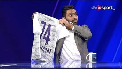 حسين الشحات يغازل جماهير الأهلي بأكذوبة قميص الترجي (فيديو)