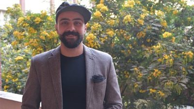 إسلام سعيد “وحش الشارع” يحتفل بالكريسماس مع سكان المقابر