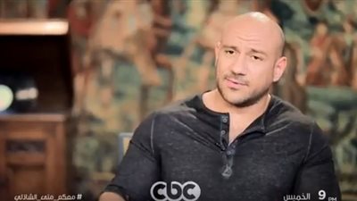 أحمد مكي ينشر فيديو لعصفوره الأسترالي وهو ينطق أول كلمة له