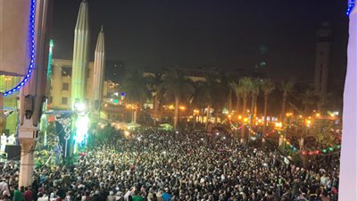 عشاق ومحبي ياسين التهامي يتحدون برودة الجو ويحتفلون بالليلة الأخيرة لمولد الإمام الحسين (صور)