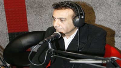 أسامة منير يسأل ايه يدفي في البرد دا؟.. والجمهور يجيب: الحب والسحلب