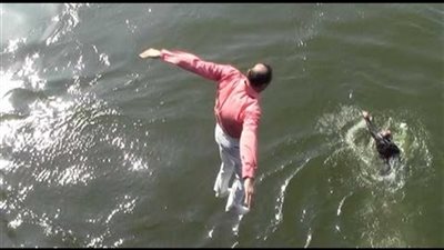 “المسطحات المائية” تنتشل خليجي سقط في النيل أثناء التقاطه “سيلفي”