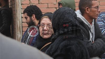 شادي أبوزيد “مراسل” أبلة فاهيتا يحضر جنازة والده(صور)