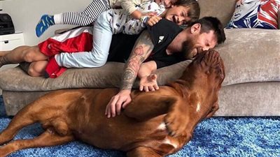 ميسي مع أولاده برفقة كلب عملاق (صور)