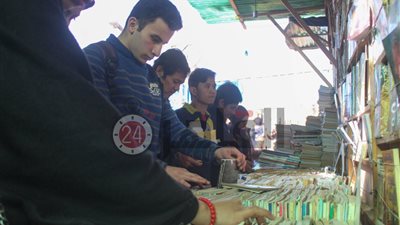 مهرجان سور الأزبكية في اليوم الأول له يشهد إقبالًا كثيفًا من الجمهور (صور وفيديو)