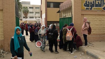 طلاب “أولى ثانوي” يؤدون امتحان التاريخ بنظام “الكتاب المفتوح”