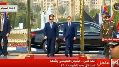 السيسى يضع أكليل من الزهور على النصب التذكارى بأكاديمية الشرطة (فيديو)