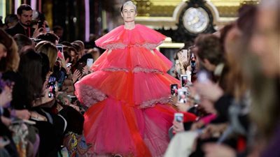 تواصل عروض الأزياء فى أسبوع الموضة بباريس