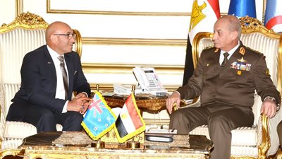 وزير الدفاع يلتقي نظيره النيوزيلندي لمناقشة التعاون العسكري المشترك