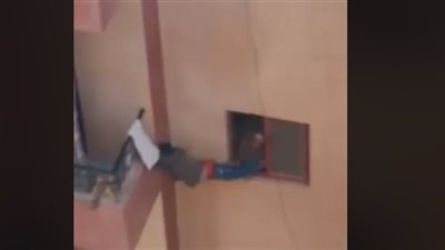 والد “طفل البلكونة” يتعهد أمام النيابة رسمياً بعدم التعرض لمصور الواقعة