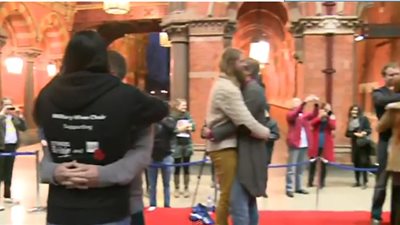 اليوم العالمي للحضن.. أرقاماً قياسية بمسابقة “أطول عناق في العالم”