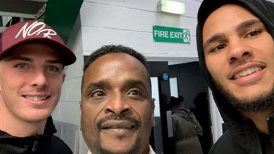 فقط في الدوري الإنجليزي.. إقالة حارس أمن بسبب صورة سيلفي