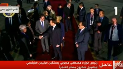 رئيس الوزراء يستقبل الرئيس الفرنسى بمطار القاهرة