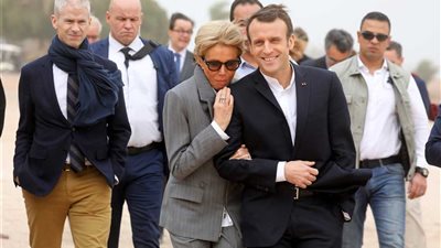 غرام رئاسى وانبهار.. ماكرون وزوجته داخل معبد أبو سمبل بأسوان