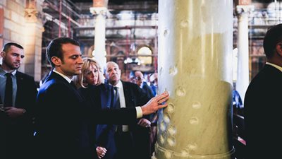 إكليل الزهور وشظايا الأعمدة.. رسائل ماكرون عن الأقباط ومسيحي الشرق ومصر (صور)