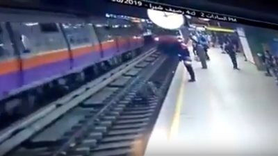 شاهد لحظة انتحار شاب تحت عجلات مترو الأنفاق بمحطة السادات (فيديو)