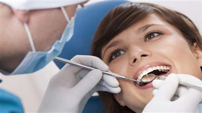 “الأسنان” توضح حقيقة كشف طبيب على رحم سيدة بقنا بدلا من أسنانها (بيان)