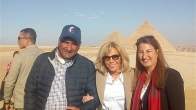 وقفت أمام أبو الهول وانبهرت بمركب الشمس.. قرينة ماكرون في الأهرامات (صور)