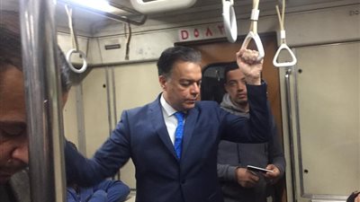 وزير النقل يفاجئ العاملين بعدد من محطات الخط الأول للمترو بجولة تفقدية (صور)