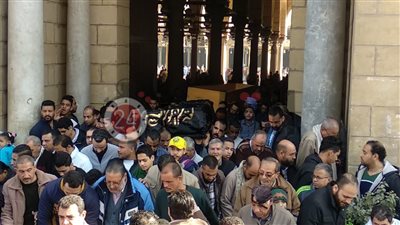 انتهاء صلاة الجنازة على والدة أحمد ماهر ونقلها لمثواها الأخير (صور)