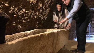 “الأثار” تعلن عن كشف أثري في “تونا الجبل”