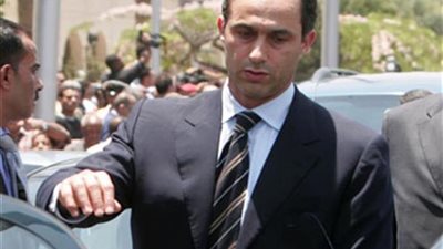 جمال مبارك يقدم واجب العزاء في شقيق الفريق شفيق (صورة)