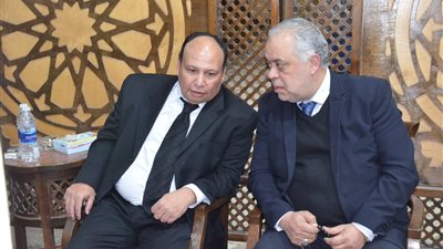نجوم الفن يشاركون في مراسم عزاء والدة الفنان محمود عبد الغفار (صور)