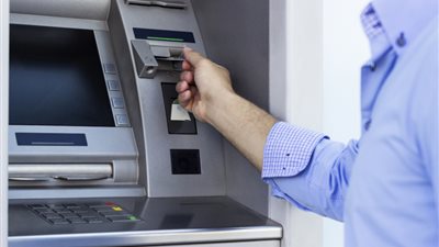 بعد اكتشافه ثغرة في ماكينة “ATM”.. موظف يسحب مليون دولار