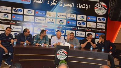 رئيس نادى يُهدى “كراتين” يوسفي وبرتقال لاتحاد الكرة (صورة)